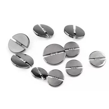   Fém gomb csiszolt kövekkel mérete 17,9; és 24,6 mm-es - 2 (38") nikkel fekete (60 db-os csomagolás)