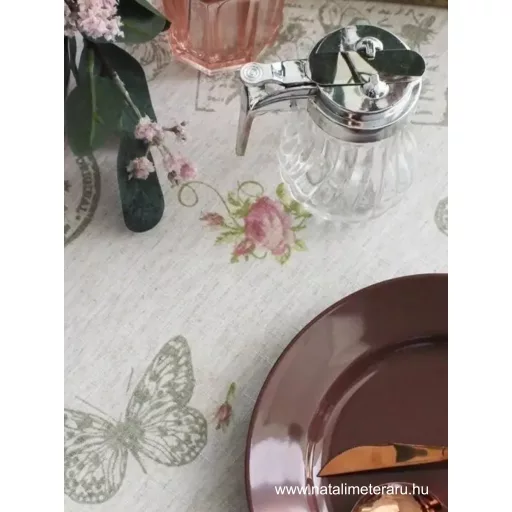 Törtfehér alapon lepke, virág minta