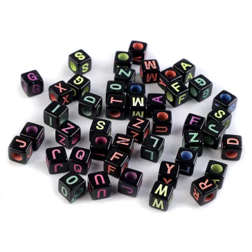   Műanyag gyöngyök betűkkel kocka 8x8 mm - mix (100 db-os csomagolás)