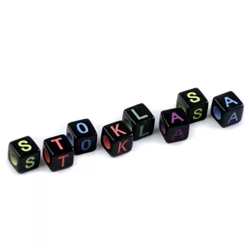   Műanyag gyöngyök betűkkel kocka 8x8 mm - mix (100 db-os csomagolás)