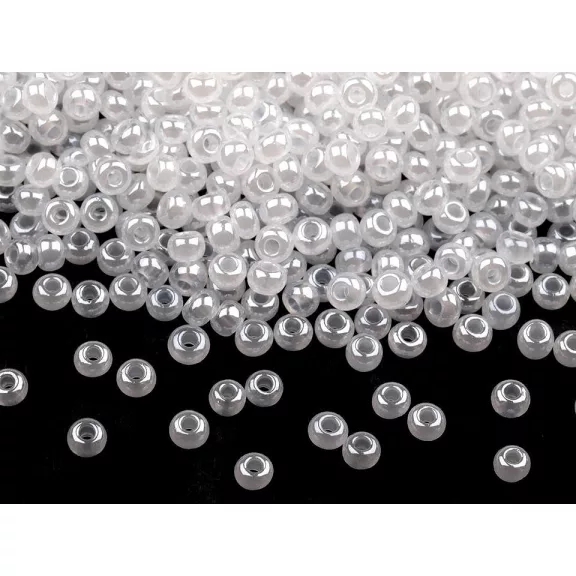 Preciosa kásagyöngy gyögyház 10/0 - 2,3 mm - 57102 tejfehér (20 g-os csomagolás) Preciosa kásagyöngy gyögyház 10/0 - 2,3 mm - 57102 tejfehér (20 g-os csomagolás)