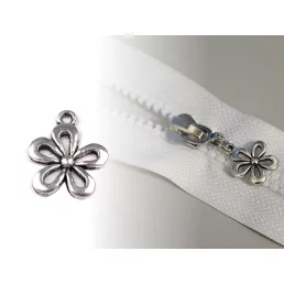 Fém medál / cipzár húzóka virág 15x18 mm