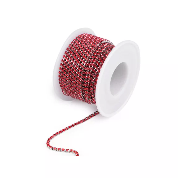Kristály strasszlánc folyóméter 2,4 mm szélessége - 8 piros ezüst Kristály strasszlánc folyóméter 2,4 mm szélessége - 8 piros ezüst