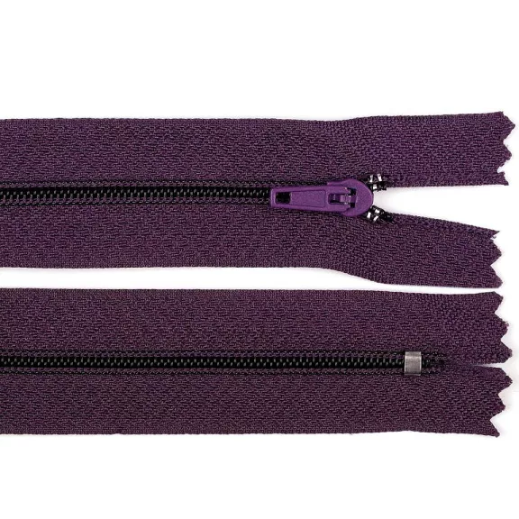 Spirálos cipzár No 3 hossza 20 cm pinlock - 196 mélylila (1 db-os csomagolás) Spirálos cipzár No 3 hossza 20 cm pinlock - 196 mélylila (1 db-os csomagolás)