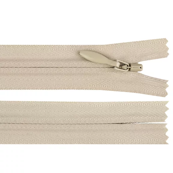 Rejtett spirálos cipzár YKK No 4 hossza 50 cm - 572 világos bézs (1 db-os csomagolás) Rejtett spirálos cipzár YKK No 4 hossza 50 cm - 572 világos bézs (1 db-os csomagolás)
