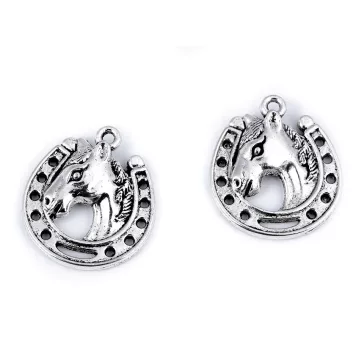   Medál ló patkóval 18x21 mm - platina patinával
130233 210829 130265 130268 130308 (100 db-os csomagolás)