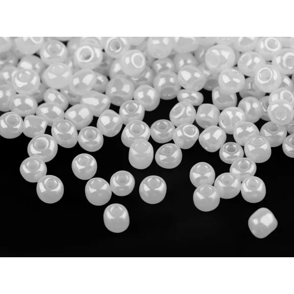 Kásagyöngy 6/0 - 4,5 mm gyöngyházas, nem átlátszó - 141 fehér fény (250 g-os csomagolás) Kásagyöngy 6/0 - 4,5 mm gyöngyházas, nem átlátszó - 141 fehér fény (250 g-os csomagolás)