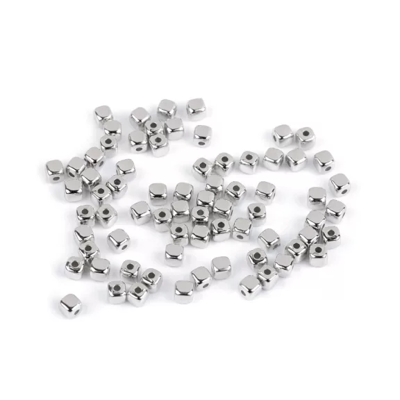 Műanyag gyöngy mini csillag, szívecske, kocka metalikus - 5 ezüst kocka (10 g-os csomagolás) Műanyag gyöngy mini csillag, szívecske, kocka metalikus - 5 ezüst kocka (10 g-os csomagolás)