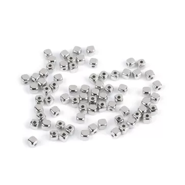   Műanyag gyöngy mini csillag, szívecske, kocka metalikus - 5 ezüst kocka (300 g-os csomagolás)