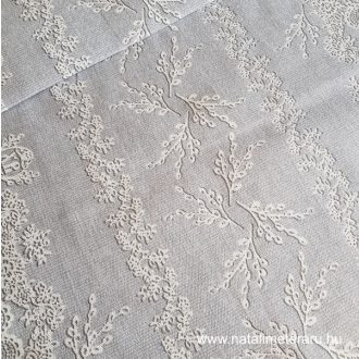   Halvány szürke, fehér csipke mintás 50 cm széles pamutvászon