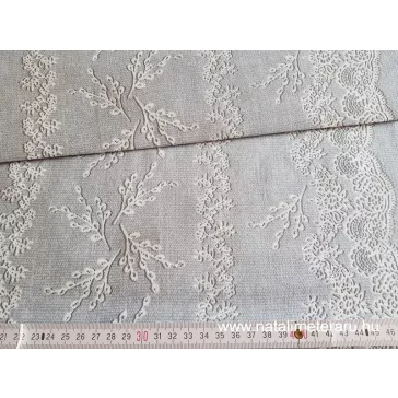   Halvány szürke, fehér csipke mintás 50 cm széles pamutvászon