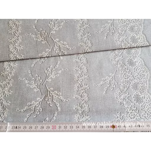 Halvány szürke, fehér csipke mintás 50 cm széles pamutvászon