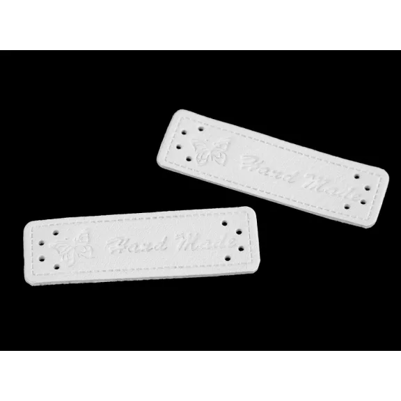 Varrható műbőr címke / dísz / Handmade 15x50 mm dísz - 7 fehér (50 db-os csomagolás) Varrható műbőr címke / dísz / Handmade 15x50 mm dísz - 7 fehér (50 db-os csomagolás)