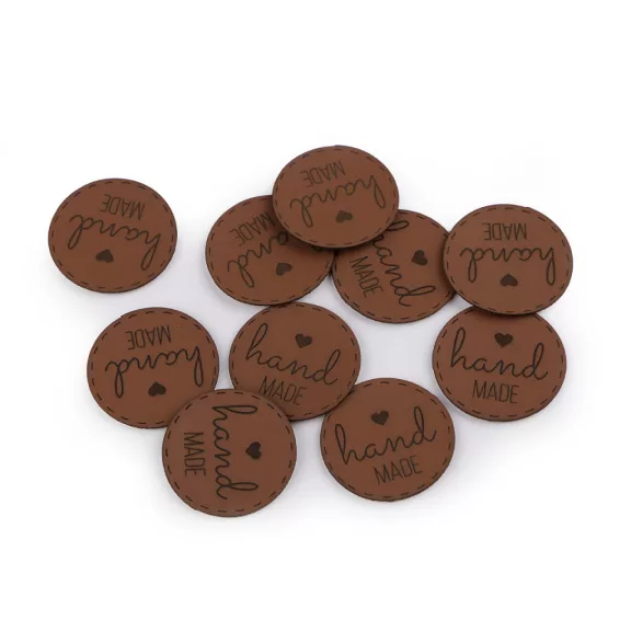 Varrható folt / cimke műbőr matrica - hand made - 6 barna (10 db-os csomagolás) Varrható folt / cimke műbőr matrica - hand made - 6 barna (10 db-os csomagolás)