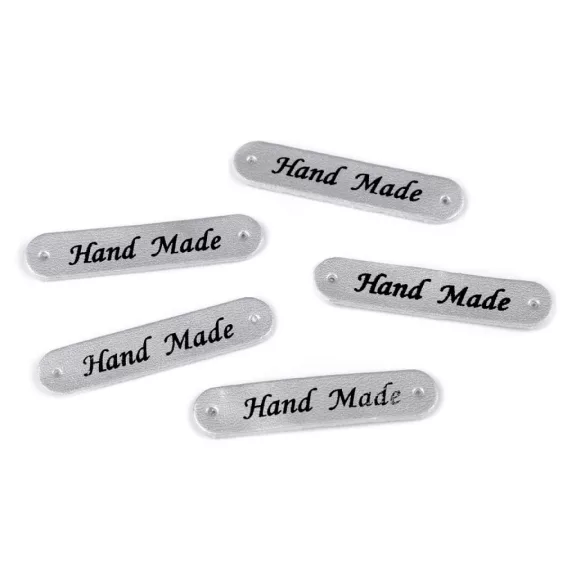 Varrható címke / műbőr dísz Hand Made 10x48 mm matrica - 4 ezüst fémes (50 db-os csomagolás) Varrható címke / műbőr dísz Hand Made 10x48 mm matrica - 4 ezüst fémes (50 db-os csomagolás)