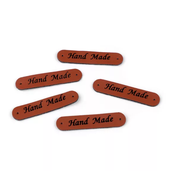 Varrható címke / műbőr dísz Hand Made 10x48 mm matrica - 7 barna konyak matt (50 db-os csomagolás) Varrható címke / műbőr dísz Hand Made 10x48 mm matrica - 7 barna konyak matt (50 db-os csomagolás)