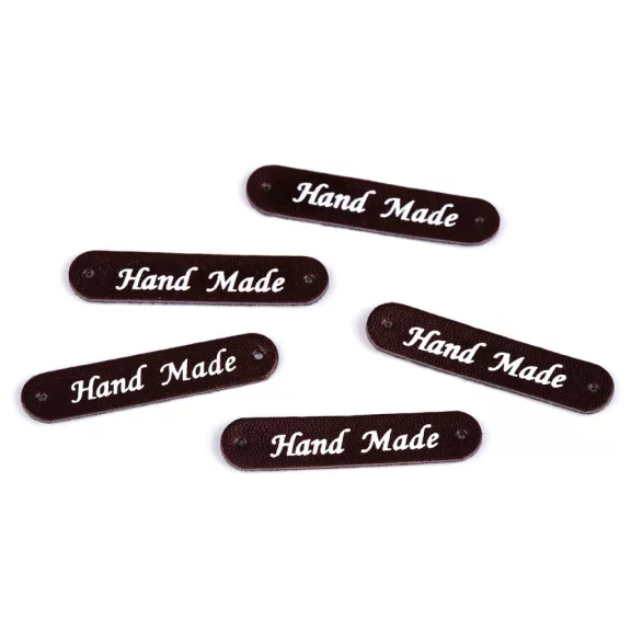 Varrható címke / műbőr dísz Hand Made 10x48 mm matrica - 9 sötétbarna (5 db-os csomagolás) Varrható címke / műbőr dísz Hand Made 10x48 mm matrica - 9 sötétbarna (5 db-os csomagolás)