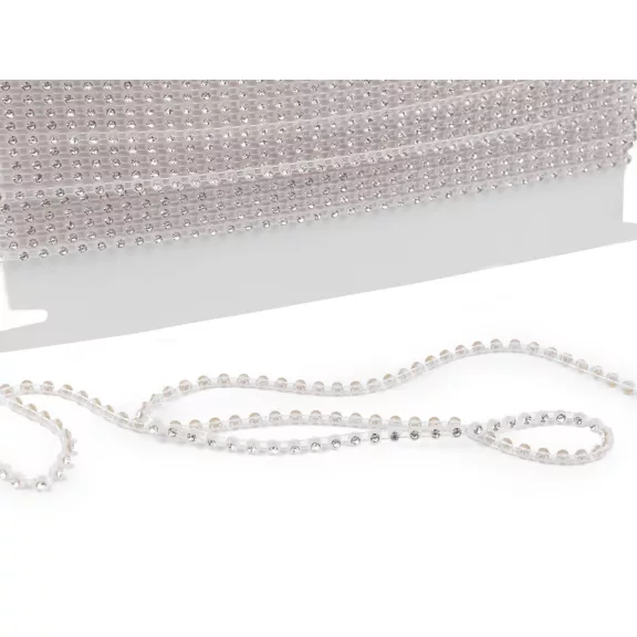 Varrható méteres strasslánc színes foglalatban Ø4 mm - 1 crystal átlátszó (9 m-es csomagolás) Varrható méteres strasslánc színes foglalatban Ø4 mm - 1 crystal átlátszó (9 m-es csomagolás)