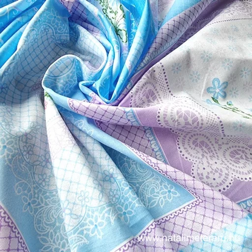 Halvány kék csipke mintás batiszt panelek