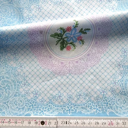 Halvány kék csipke mintás batiszt panelek