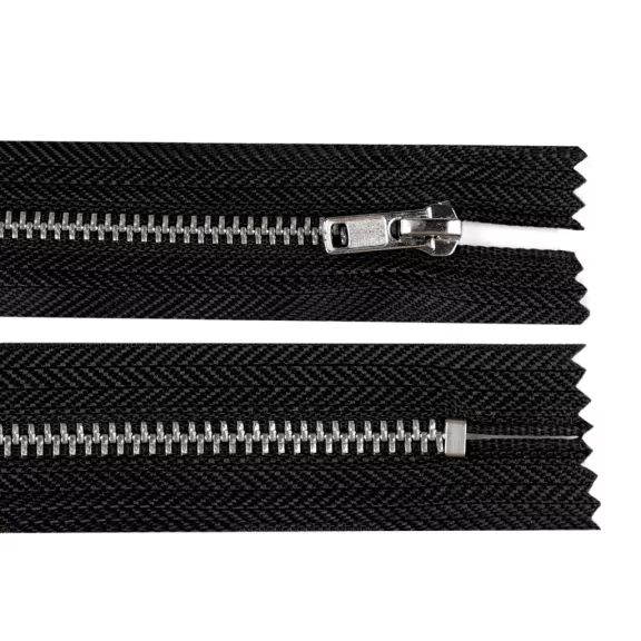 Fém cipzár zárt 18 cm 4M0 antik ezüst fogakkal - fekete (1 db-os csomagolás) Fém cipzár zárt 18 cm 4M0 antik ezüst fogakkal - fekete (1 db-os csomagolás)