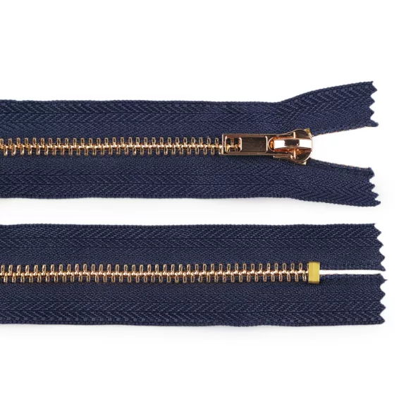 Fém cipzár No 5 hossz. 10 cm (jeans) nem bontható - 330 sötétkék arany (10 db-os csomagolás) Fém cipzár No 5 hossz. 10 cm (jeans) nem bontható - 330 sötétkék arany (10 db-os csomagolás)