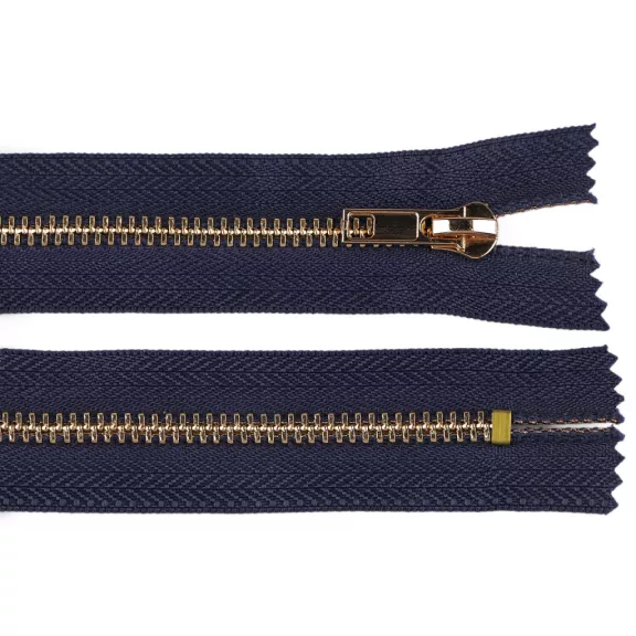 Fém cipzár No 5 hossz. 18 cm ( jeans ) nem bontható - 330 sötétkék arany (25 db-os csomagolás) Fém cipzár No 5 hossz. 18 cm ( jeans ) nem bontható - 330 sötétkék arany (25 db-os csomagolás)