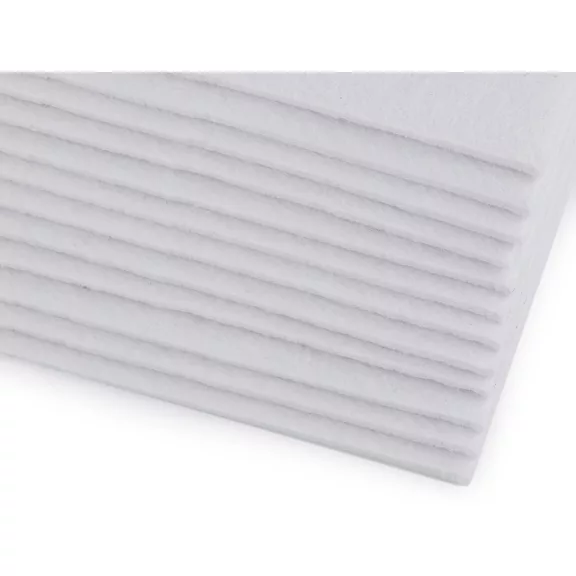 Filc anyag 20x30 cm - 3 fehér gyöngyös (12 db-os csomagolás) Filc anyag 20x30 cm - 3 fehér gyöngyös (12 db-os csomagolás)