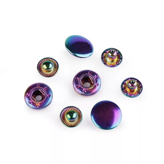 Fém rugós patent-Dzseki patent beüthető patent Ø15 mm közepes erős anyagokra, szivárványos - multicolor (50 szett) Fém rugós patent-Dzseki patent beüthető patent Ø15 mm közepes erős anyagokra, szivárványos - multicolor (50 szett)