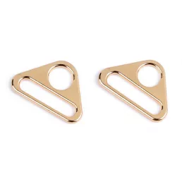 Háromszög alakú fém bújtató szélessége 31 mm