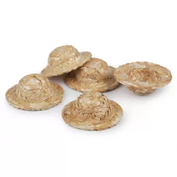 Mini szalmakalap figurákkal és dekorációval