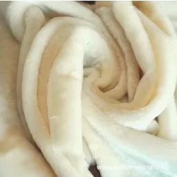 Elefántcsontszínű rövid szálú műszőrme 