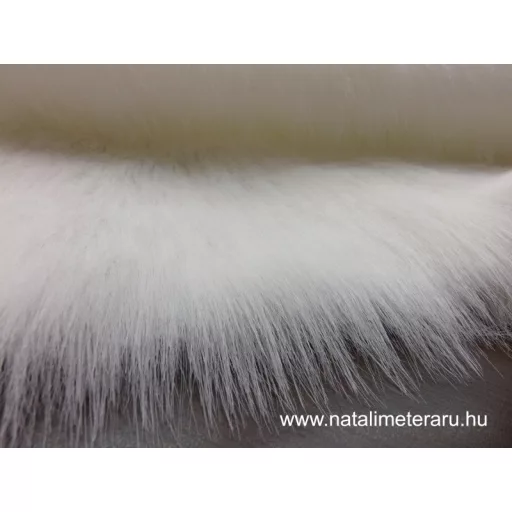 Törtfehér hosszú szálú prémium műszőrme 