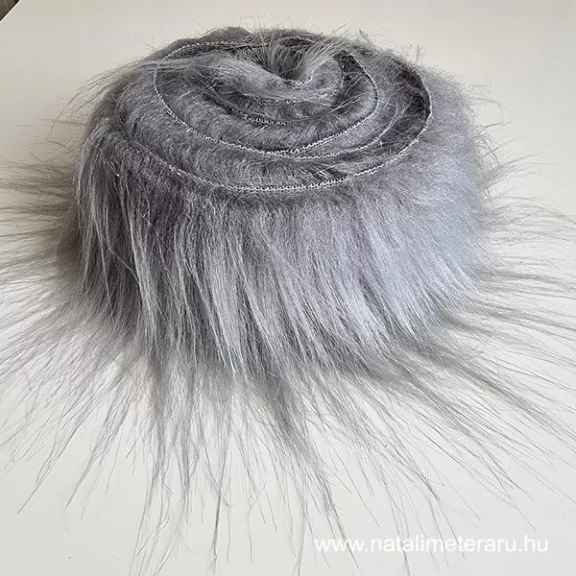 Füst szürke hosszú szálú műszőrme csík 5 cm x 148 cm Füst szürke hosszú szálú műszőrme csík 5 cm x 148 cm