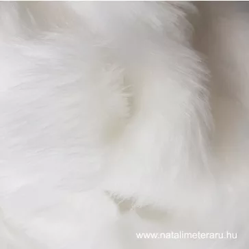 Fehér középhosszú nyírt műszőrme