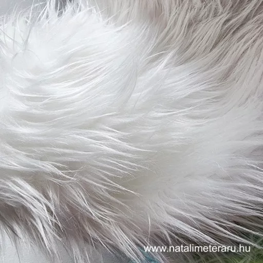 Törtfehér középhosszú műszőrme 