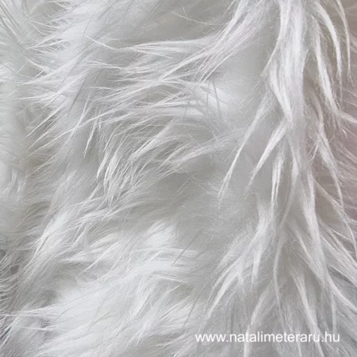 Törtfehér középhosszú műszőrme 